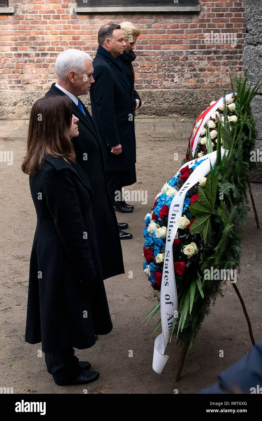 Us Vice President Mike Pence, der polnische Präsident Andrzej Duda und ihre Frauen eine Pause für einen Moment der Stille während Ihres Besuchs an der NS-Konzentrationslager Auschwitz-Birkenau Februar 15, 2019 in Oswiecim, Polen. Stehend von links nach rechts sind: Vice President Mike Pence, Karen Pence, der polnische Präsident Andrzej Duda und seine Frau Agata Kornhauser-Duda. Stockfoto