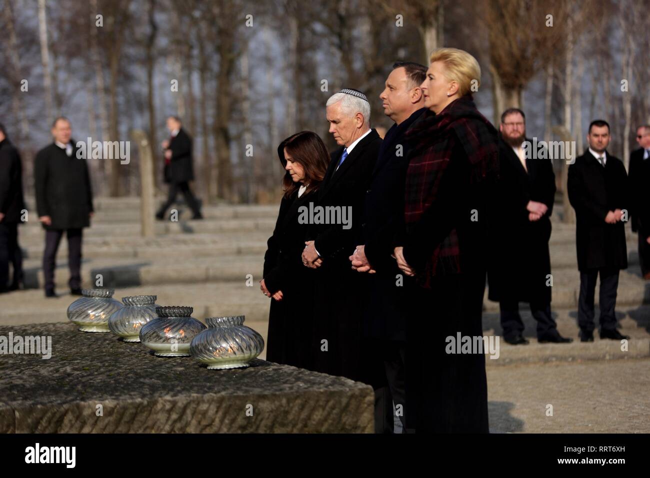 Us Vice President Mike Pence, der polnische Präsident Andrzej Duda und ihre Frauen eine Pause für einen Moment der Stille während Ihres Besuchs an der NS-Konzentrationslager Auschwitz-Birkenau Februar 15, 2019 in Oswiecim, Polen. Stehend von links nach rechts sind: Vice President Mike Pence, Karen Pence, der polnische Präsident Andrzej Duda und seine Frau Agata Kornhauser-Duda. Stockfoto