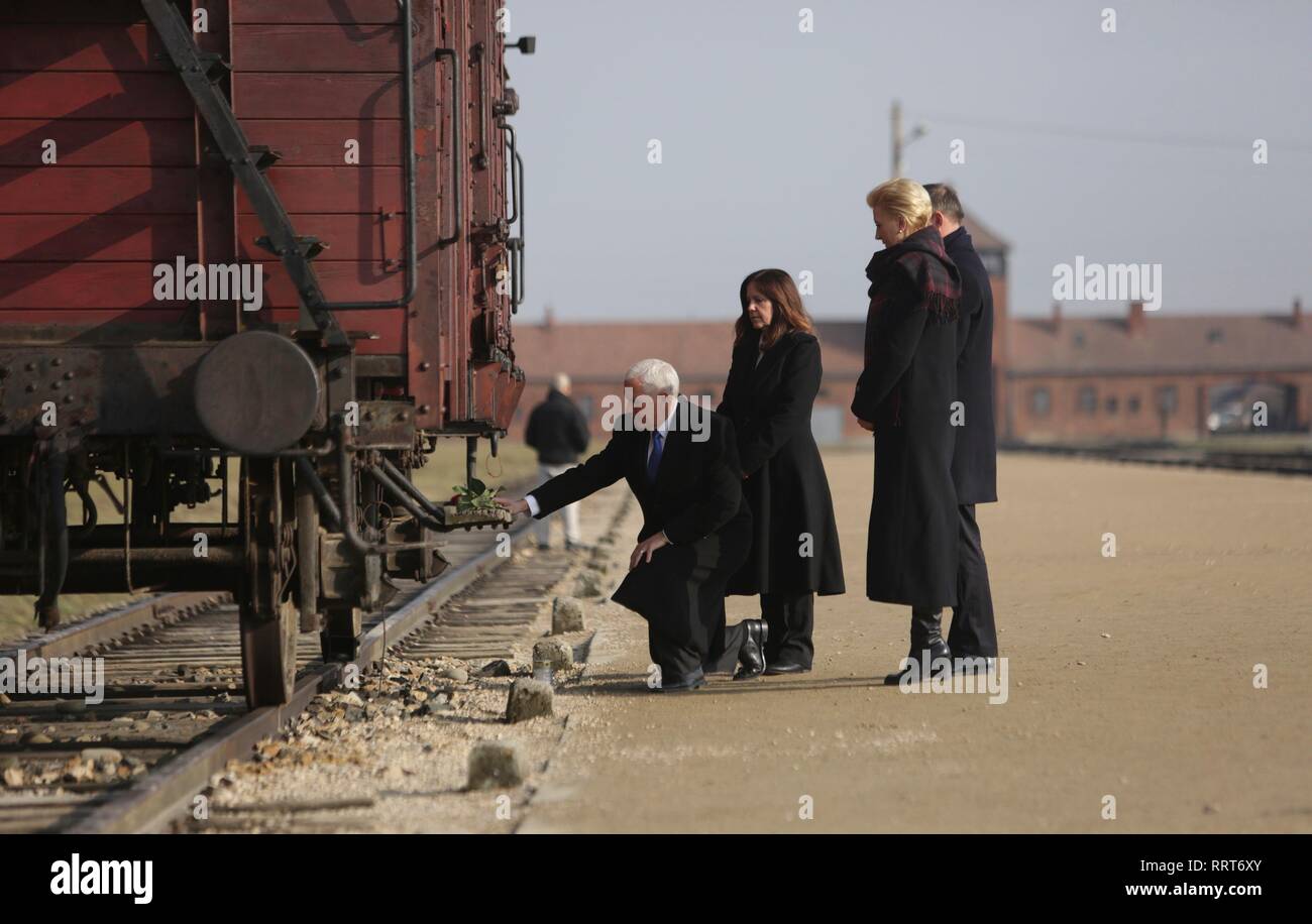 Us Vice President Mike Pence und seine Frau Karen Pence Pause an einem Güterwagen, die verwendet wurde, um Juden in die Vernichtungslager während ihres Besuchs in Verkehr der NS-Konzentrationslager Auschwitz-Birkenau Februar 15, 2019 in Oswiecim, Polen. Stehend von links nach rechts sind: Vice President Mike Pence, Karen Pence, der polnische Präsident Andrzej Duda und seine Frau Agata Kornhauser-Duda. Stockfoto