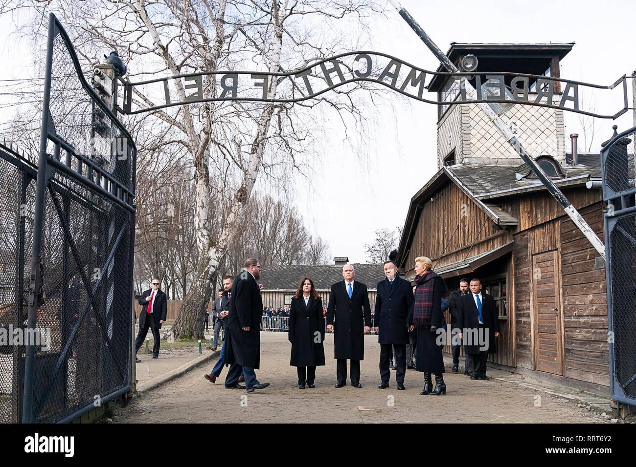 Us Vice President Mike Pence, der polnische Präsident Andrzej Duda und ihre Frauen stehen unter dem Tor in die NS-Konzentrationslager Auschwitz-Birkenau Februar 15, 2019 in Oswiecim, Polen. Stehend von links nach rechts: Karen Pence, Vice President Mike Pence, der polnische Präsident Andrzej Duda und seine Frau Agata Kornhauser-Duda. Stockfoto