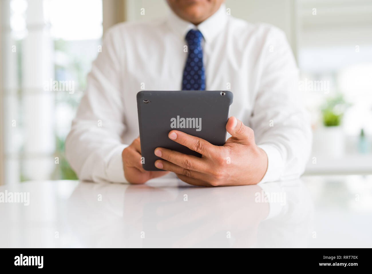 Nahaufnahme des mittleren Alters mit Tablet Mann Stockfoto