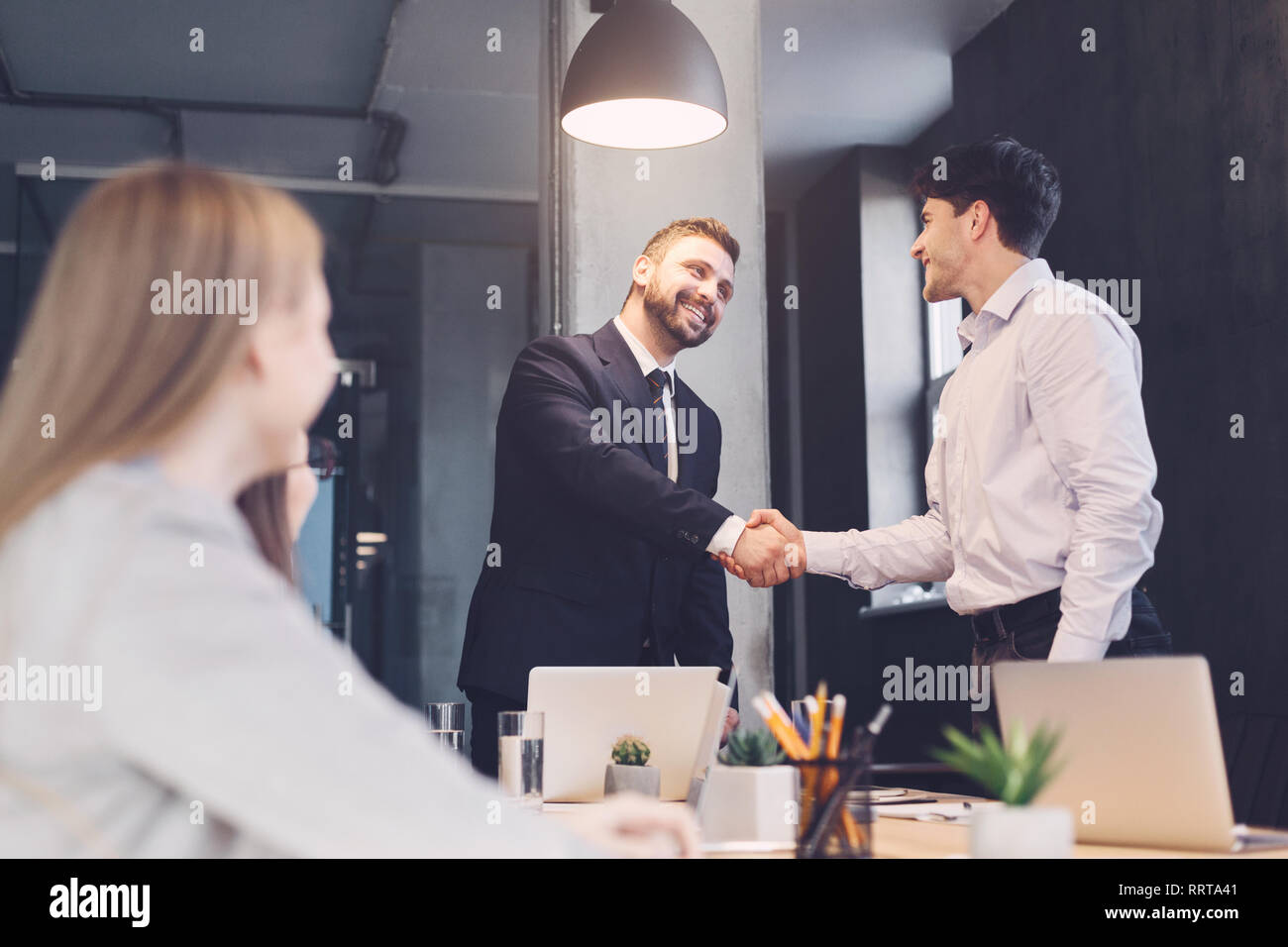 Geschäftsleute Händeschütteln, finishing treffen Stockfoto