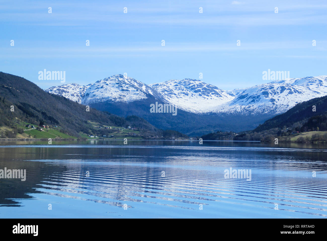 Ruhige und friedliche Landschaft in Norwegen. Weiß bedeckte Berg in kristallklaren See wider. Stockfoto