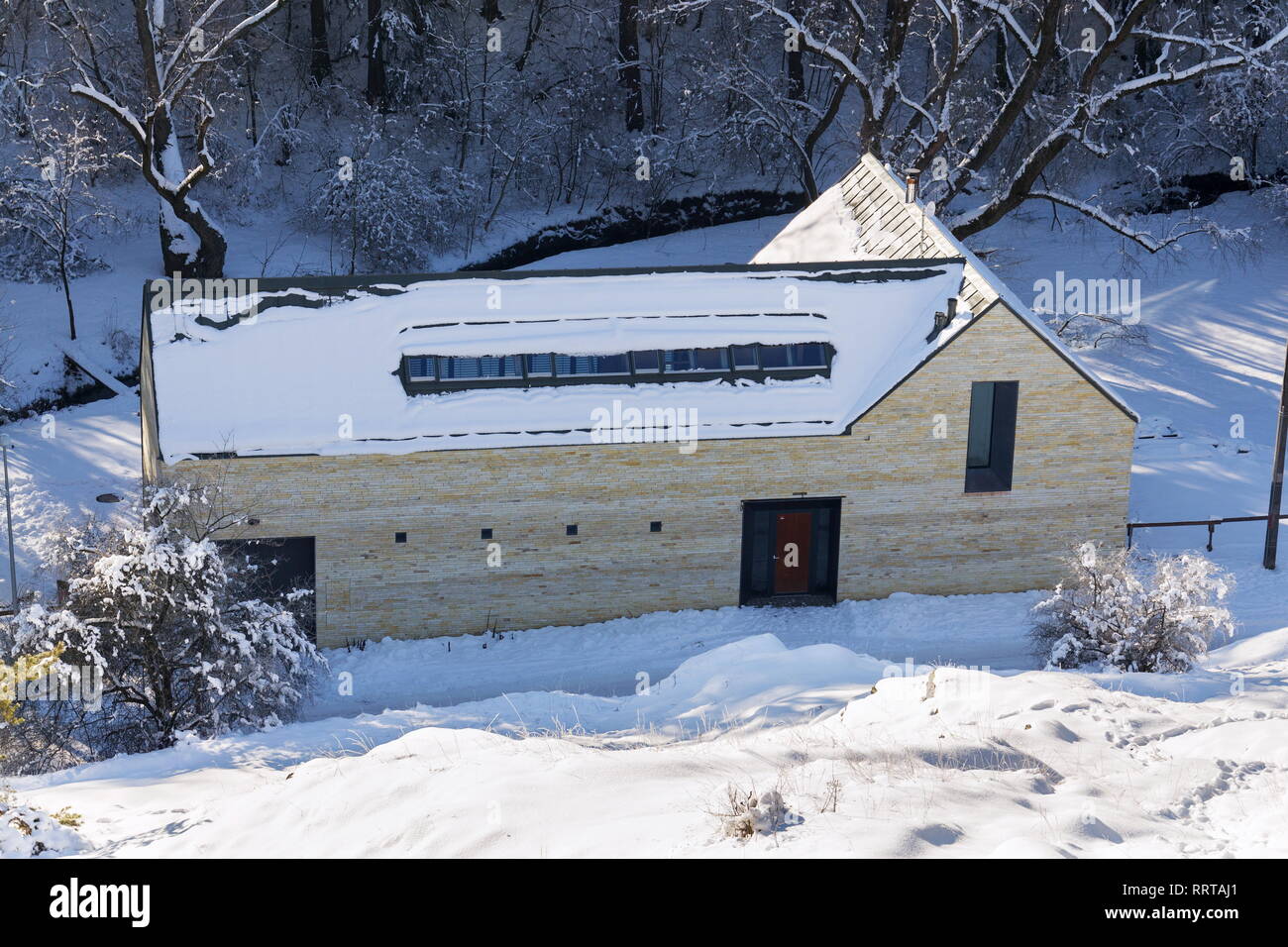 Neue moderne Dream House Apartments in Snowy Valley an sonnigen eisige Winter Tag, Stockfoto