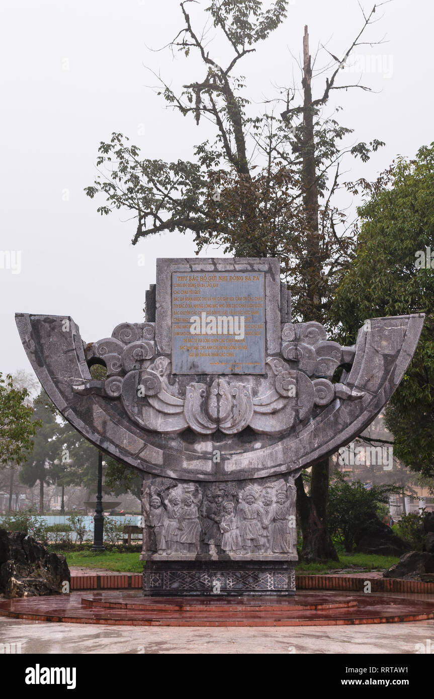 Die Ho Chi Minh Freundschaft Denkmal an einem bewölkten nebligen Tag, Sa Pa, Vietnam Stockfoto