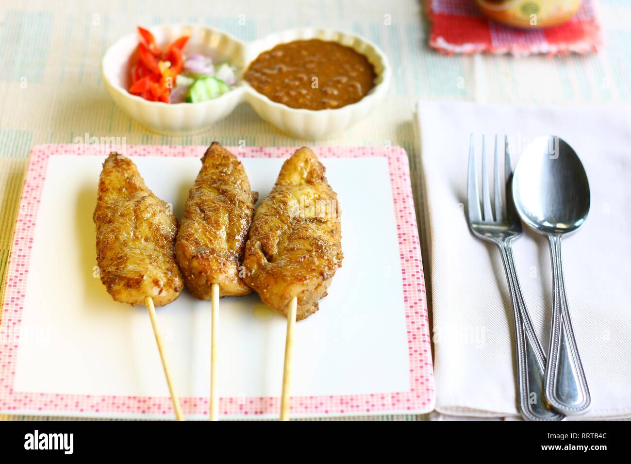 Chicken Satay serviert mit Erdnuss-sauce Stockfoto