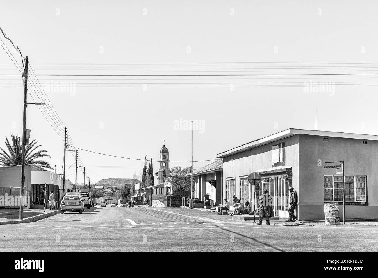 PETRUSVILLE, SÜDAFRIKA, August 6, 2018: eine Straße Szene mit Unternehmen, Personen und Fahrzeuge, die in Petrusville in der Northern Cape Provinz. Das Dut Stockfoto