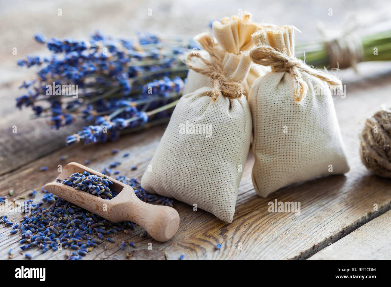 Bündel von lavendelblüten und Beutel gefüllt mit getrockneten Lavendel. Stockfoto