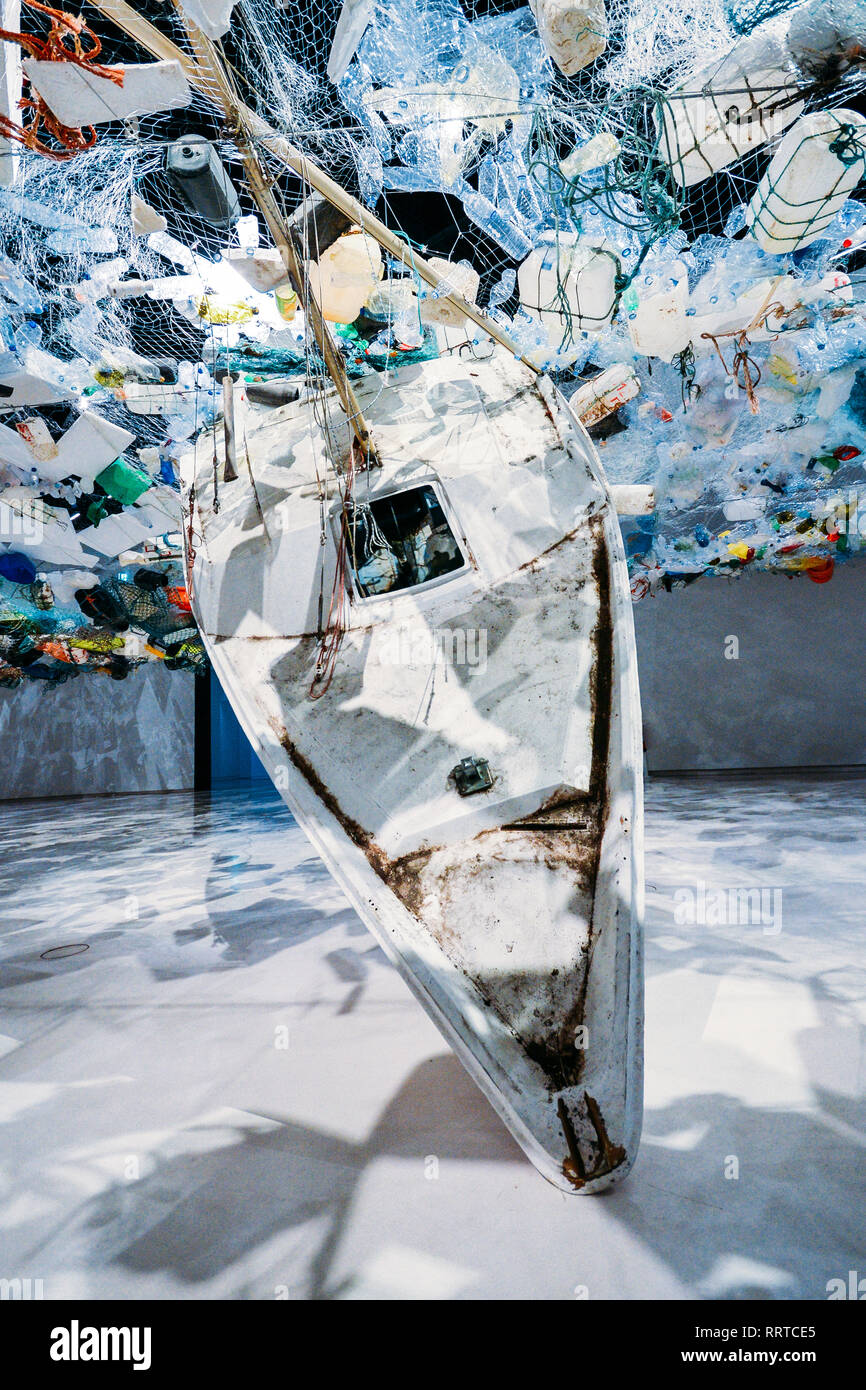 In Paris ansässige Künstler Tadashi Kawamata hat eine monumentale Installation von Ocean Kunststoff im ovalen Bildergalerie des Lissabonner Museum für Kunst, Architektur erstellt Stockfoto