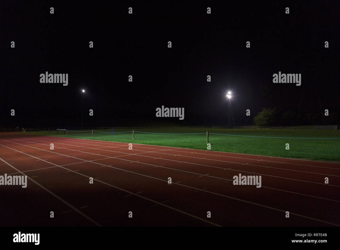 Dunkle Sport Track bei Nacht Stockfoto