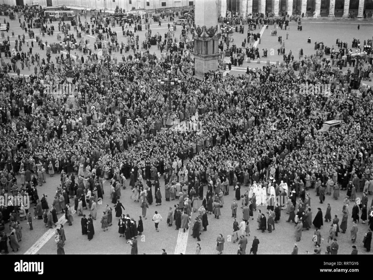 Italienisch - Italien, Italia, Rom, Roma, Vatican, Vaticano, Publikum, folla, St. Peter's Square, Piazza San Pietro Menschen auf dem Petersplatz in Rom, Vatikan, Italien, V. 498-9 Stockfoto