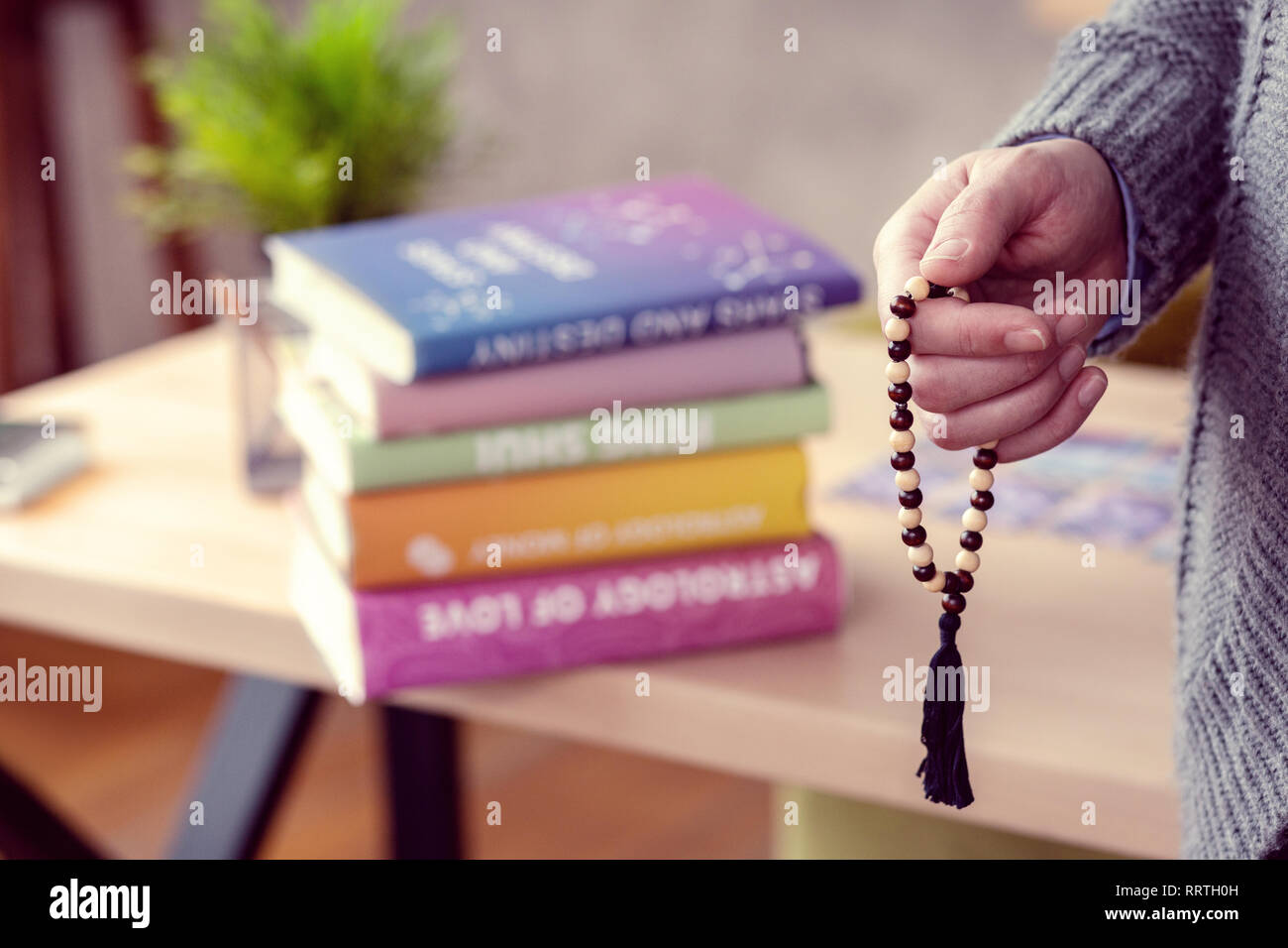 Männliche Hand, die eine Zeichenkette von Bärten Stockfoto