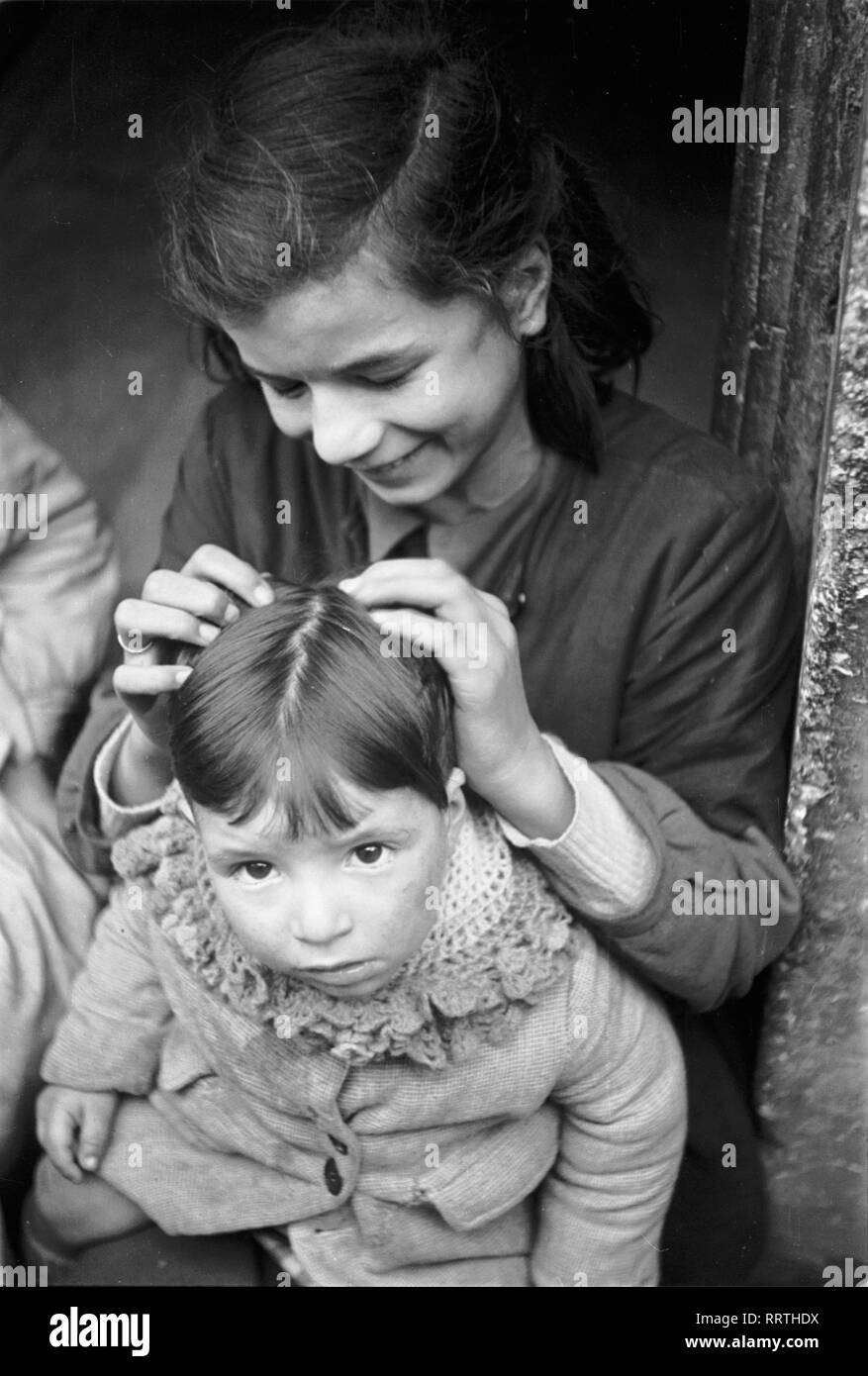 Reisen nach Rom - Italien 1950 - Kinder - zwei Schwestern - in Rom, Trastevere Viertel. Zwei Schwestern in Rom, Italien. Foto Erich Andres Stockfoto