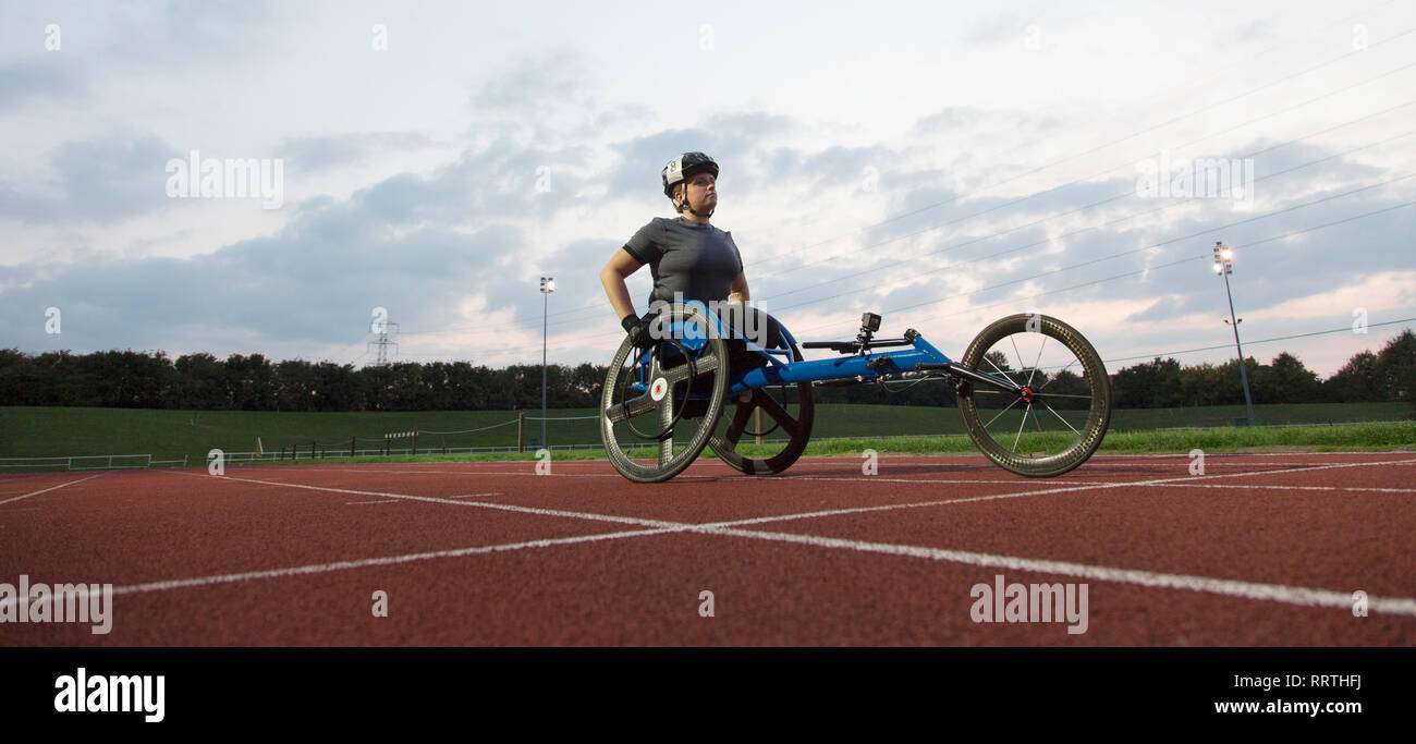 Junge weibliche paraplegic Athlet Training für Rollstuhl Rennen auf Sport Track bestimmt Stockfoto