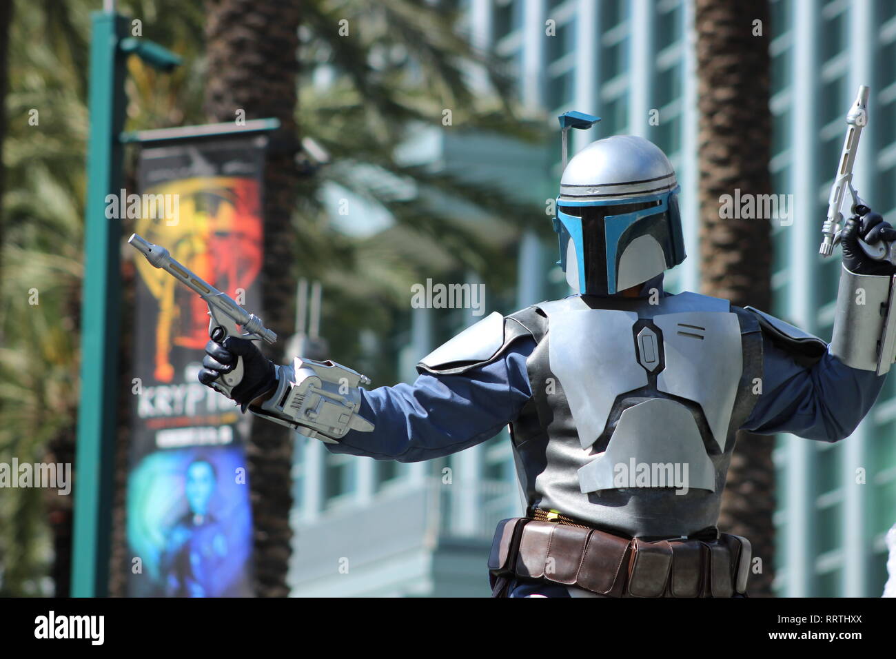 Wondercon Teilnehmer stellt in seinem cosplay Outfit wie Star Wars assassin Jango Fett Stockfoto