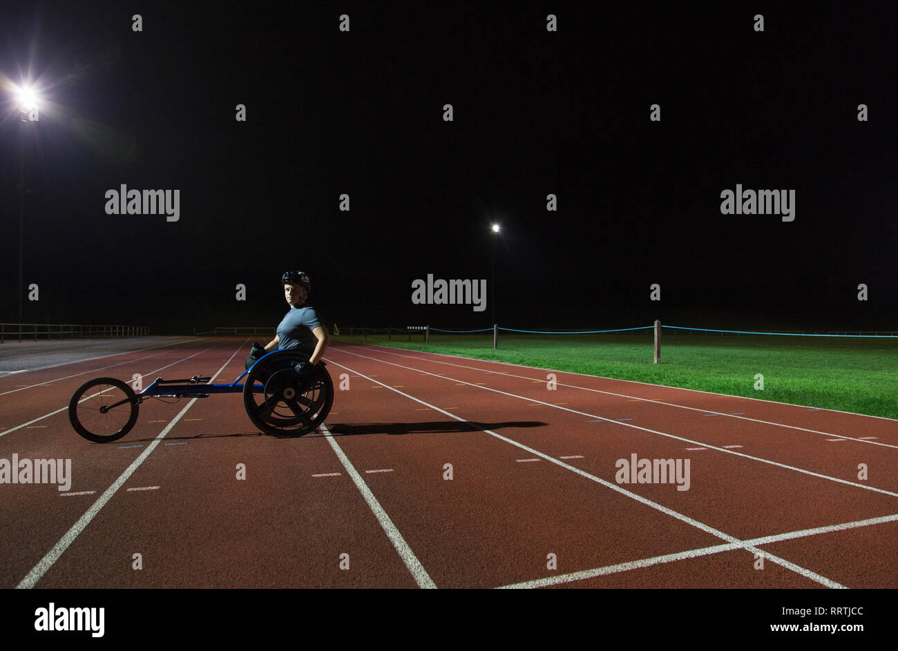 Portrait selbstbewussten jungen weiblichen paraplegic Athlet Training für Rollstuhl Rennen am Sportplatz Stockfoto