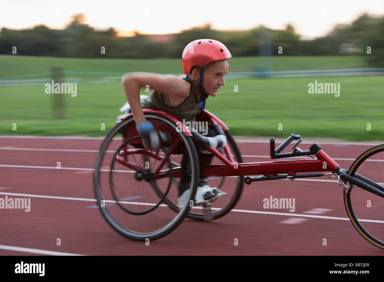 Bestimmt Jugendmädchen paraplegic Athlet Beschleunigung zusammen Sport Track im Rollstuhl Rennen Stockfoto