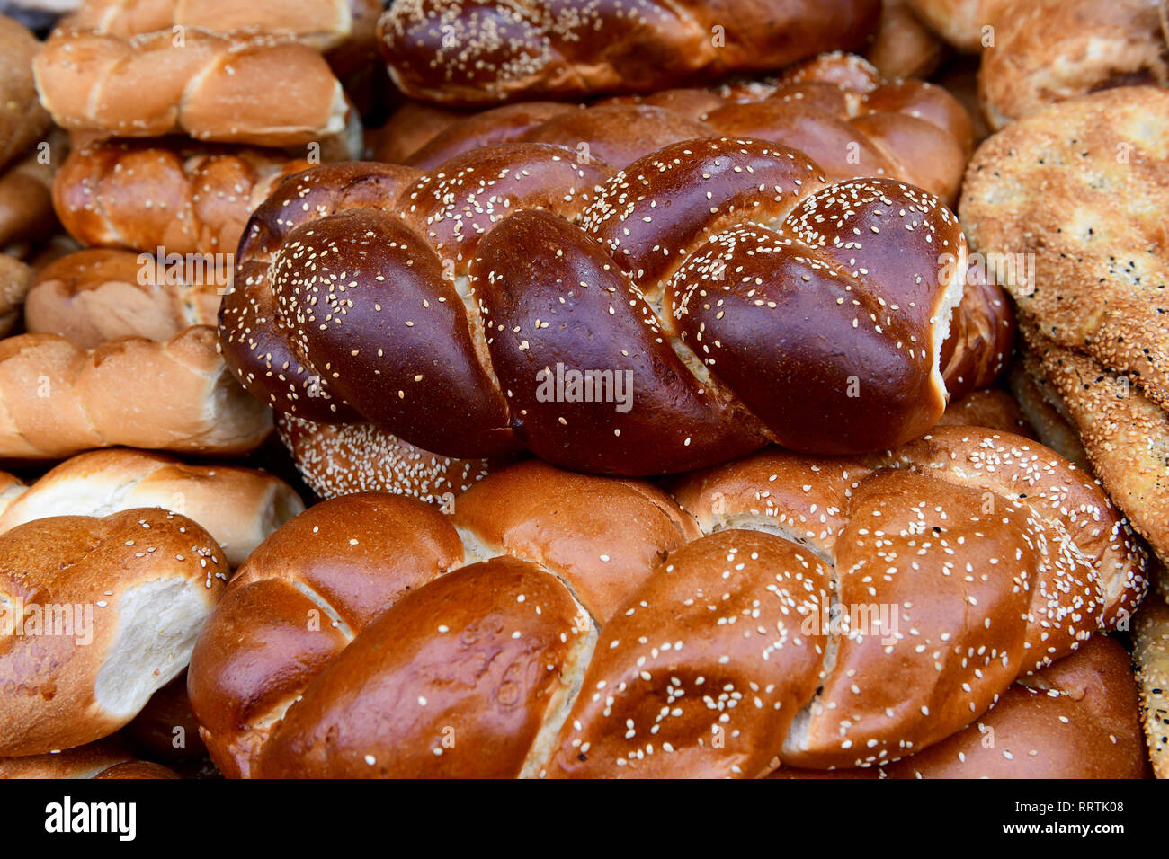 Traditionelles Brot zum Verkauf auf dem Yehuda-Markt in Jerusalem, Israel Stockfoto