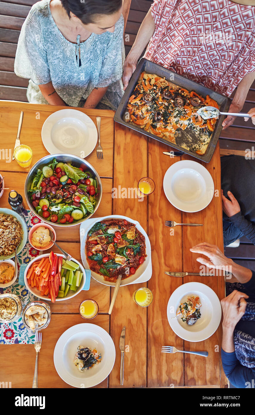 Ansicht von oben gesundes Mittagessen wird am Tisch serviert Stockfoto