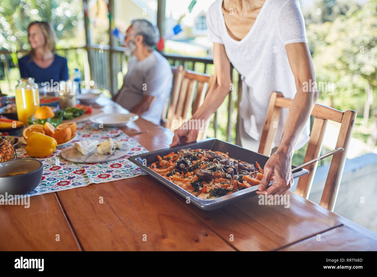 Frau das Essen auf dem Tisch in der Hütte Stockfoto