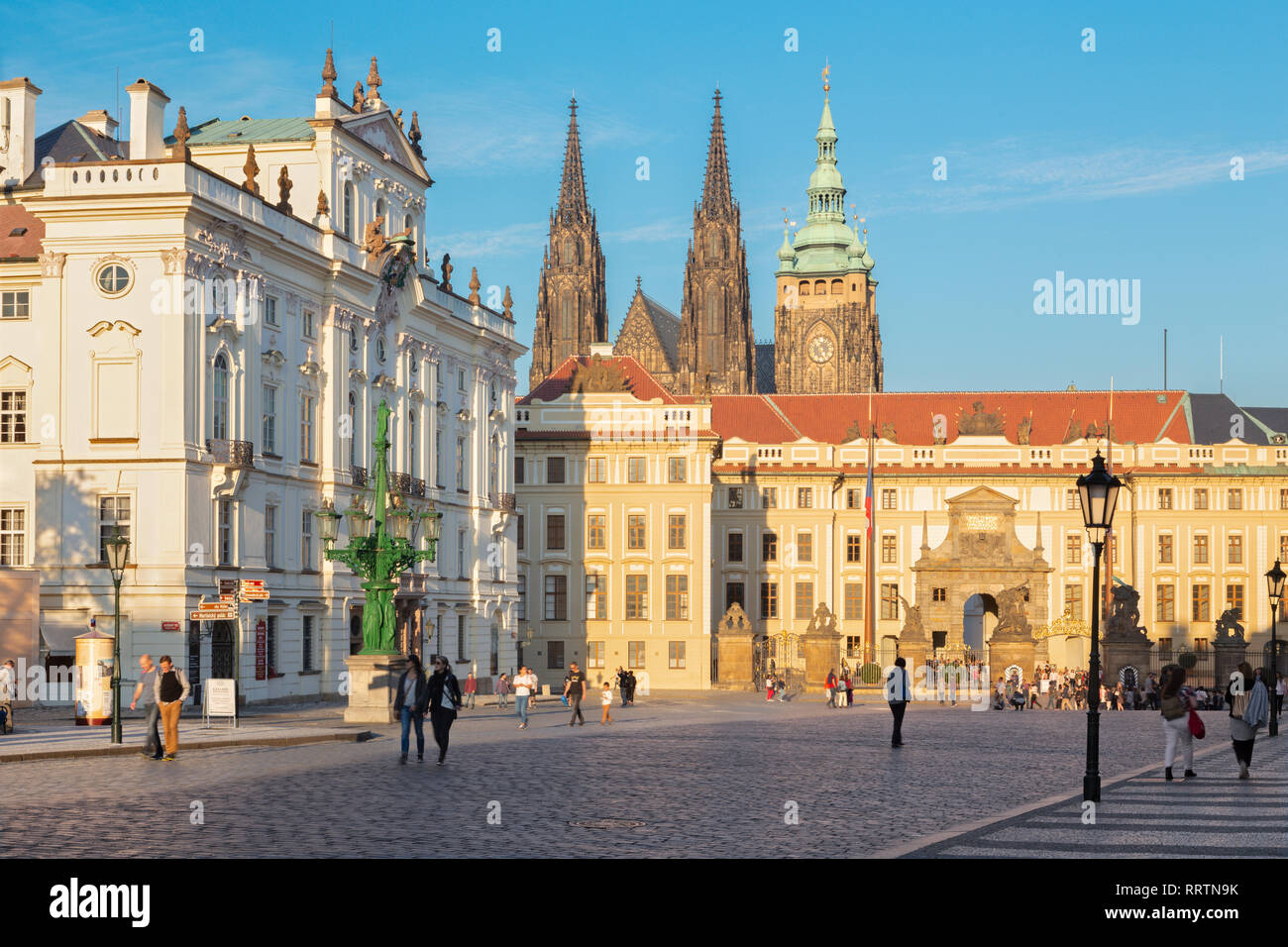 Prag, tschechische Republik - 12. Oktober 2018: Die Hradcanske Square, Burg und der St. Veits Dom am Abend ligit. Stockfoto