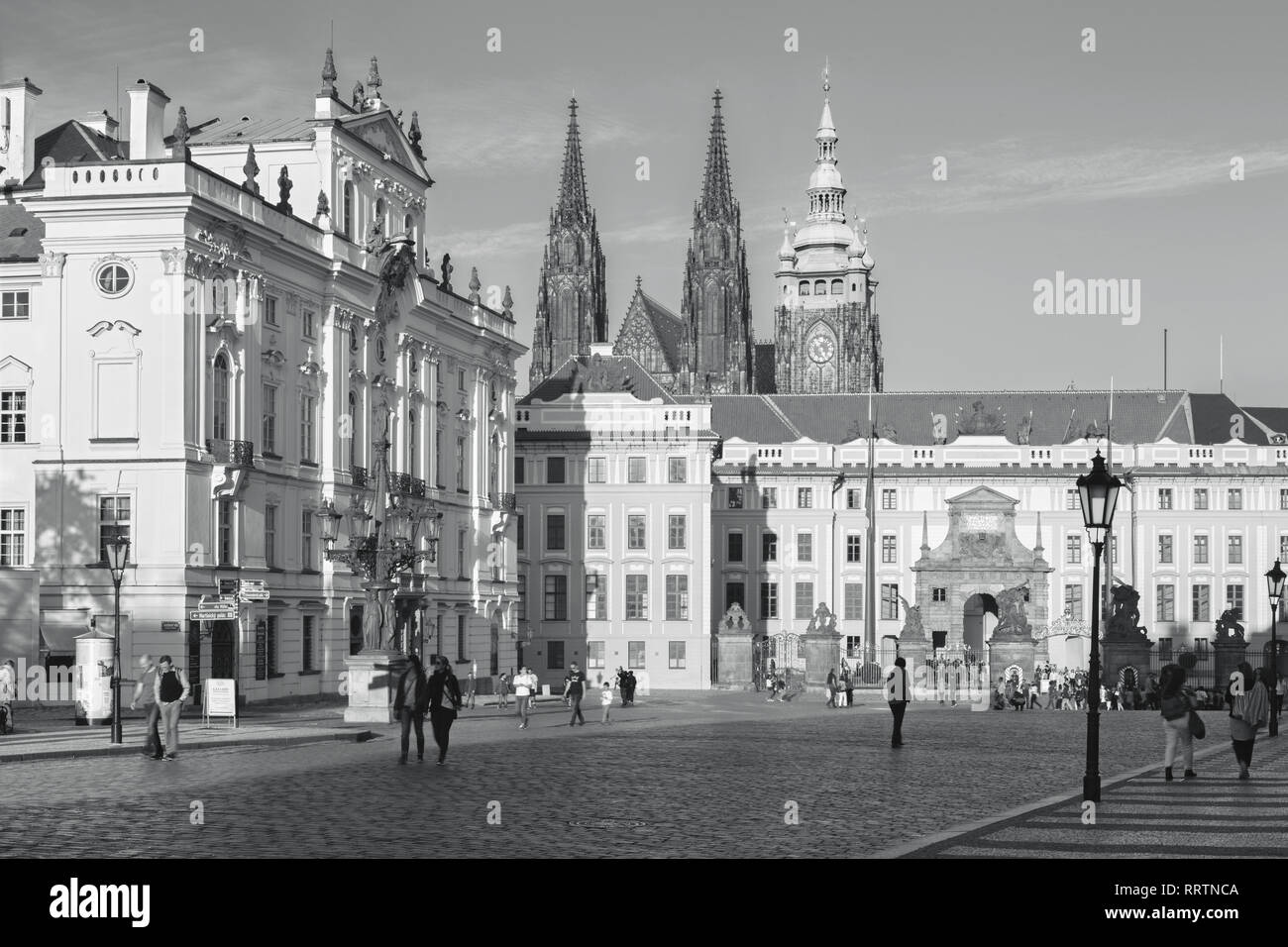 Prag, tschechische Republik - 12. Oktober 2018: Die Hradcanske Square, Burg und der St. Veits Dom am Abend ligit. Stockfoto