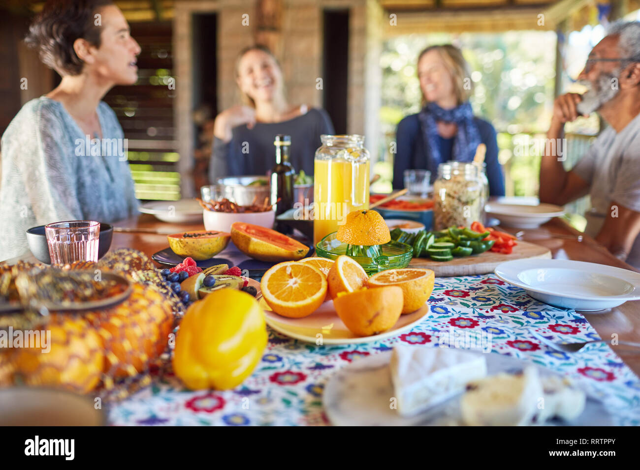 Freunde genießen Sie gesundes Frühstück am Tisch während Yoga Retreat Stockfoto