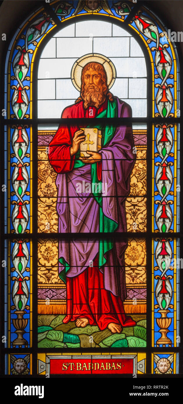 Prag, tschechische Republik - 13. Oktober 2018: Die Apostel Barnabas in die Glasfenster der Kirche Kostel Svatého Václava (Ende 19.Jh.). Stockfoto