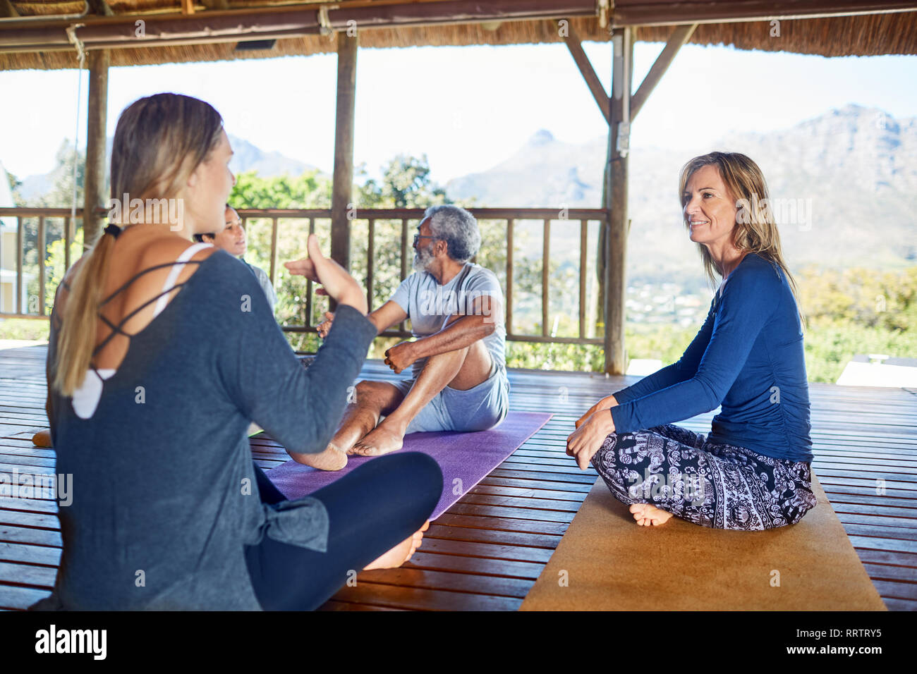 Frauen sprechen in der Hütte während Yoga Retreat Stockfoto