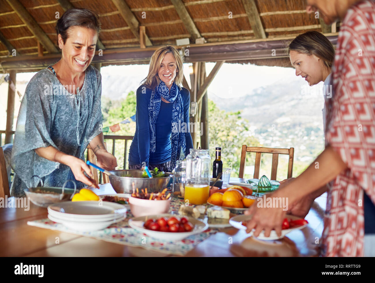 Freunde genießen gesunde Mahlzeit während Yoga Retreat in der Hütte Stockfoto