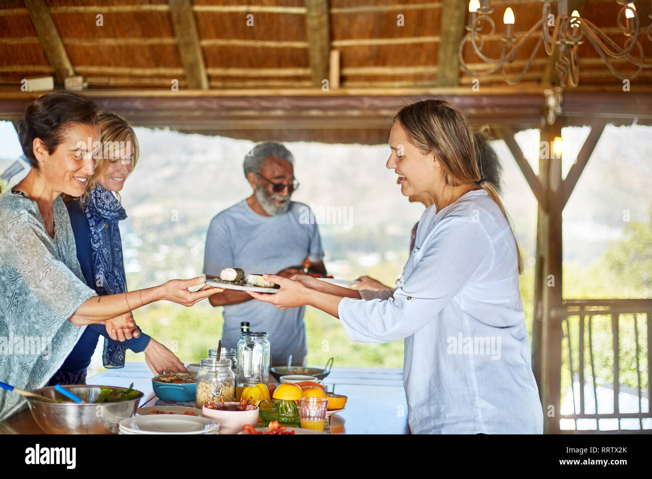 Gruppe essen gesundes Frühstück in der Hütte während Yoga Retreat Stockfoto