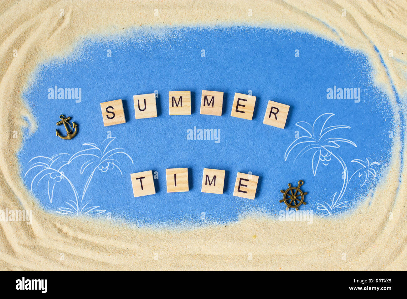 Phrase Sommer auf einem blauen Hintergrund, mit Sand und Palmen. Sommer Hintergrund. Stockfoto
