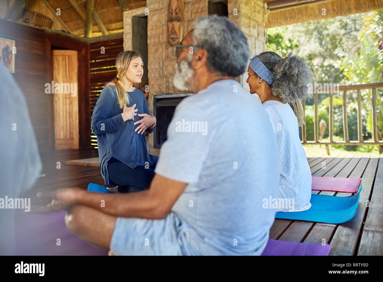 Yoga Instructor führende Meditation in der Hütte während Yoga Retreat Stockfoto