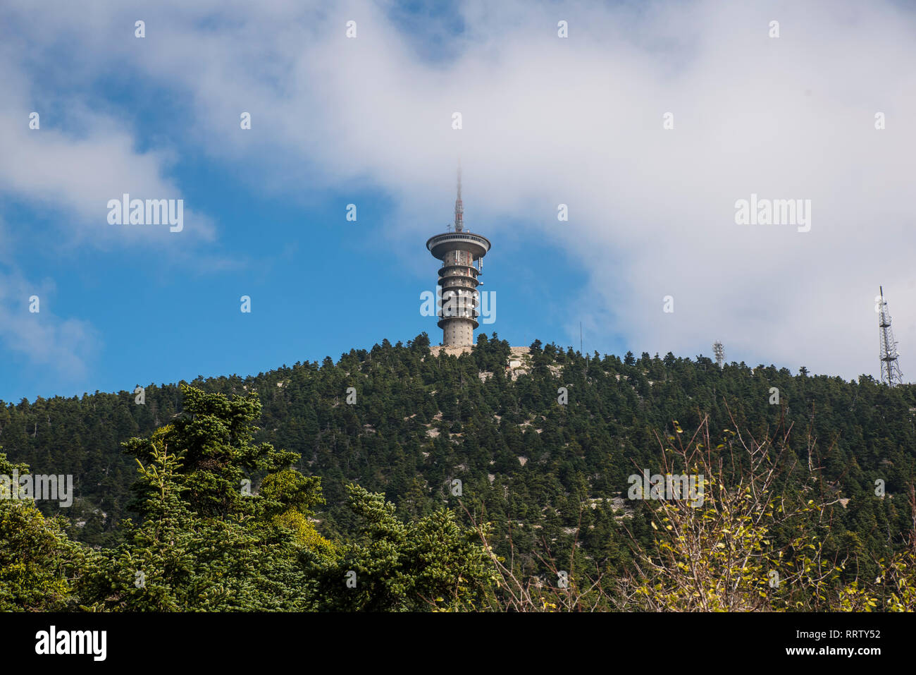 Telekommunikation Antenne in der Nähe der berühmten Zuflucht von Bafi in Berg Parnitha, Attika, Griechenland Stockfoto