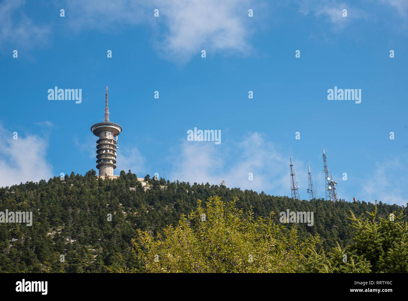 Telekommunikation Antenne in der Nähe der berühmten Zuflucht von Bafi in Berg Parnitha Attika, Griechenland Stockfoto