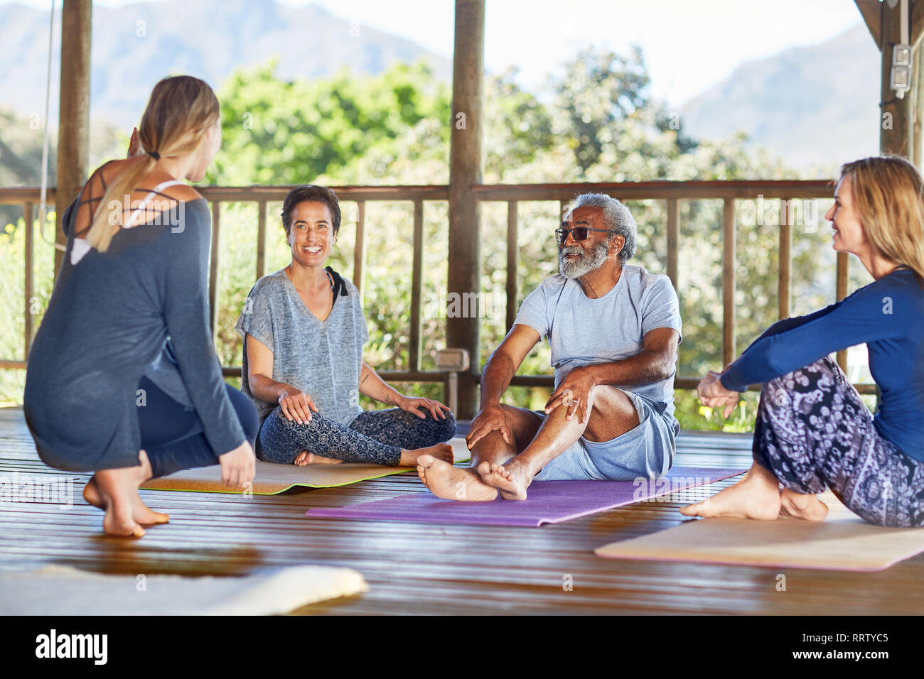Yoga Klasse sprechen in der Hütte während Yoga Retreat Stockfoto
