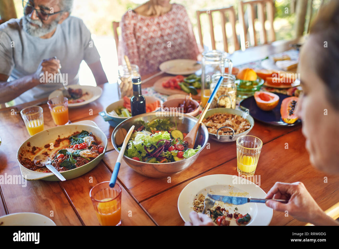 Freunde essen gesund essen während Yoga Retreat Stockfoto