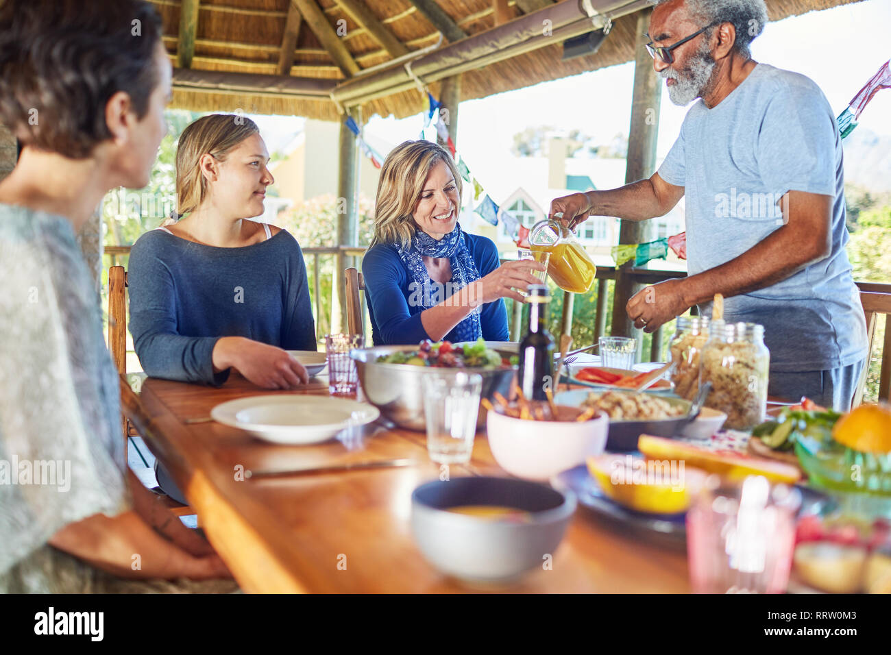 Freunde genießen Sie gesundes Frühstück in der Hütte während Yoga Retreat Stockfoto