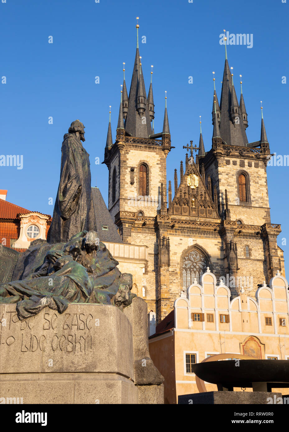 Prag - die gotische Kirche der Muttergottes vor dem Teyn mit dem Jan Hus Denkmal von Jan Kotera (1915). Stockfoto