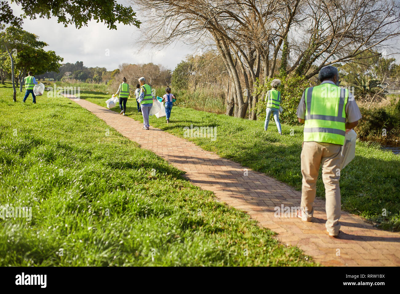 Freiwillige Reinigung Wurf im sonnigen Park Stockfoto