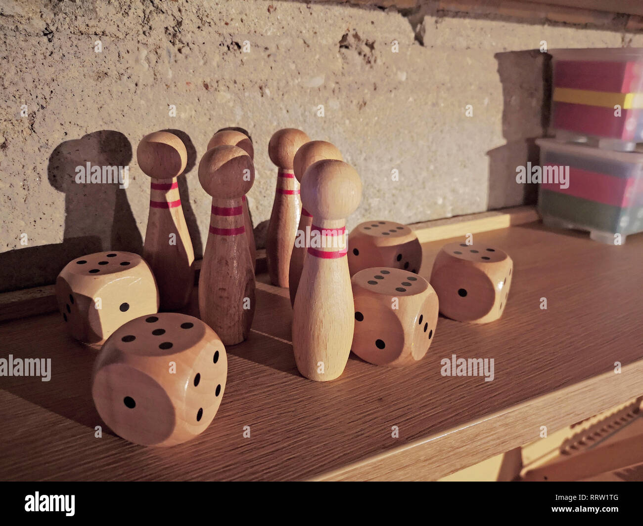 Holz- Spiel mit Würfel als Dekor Element. Stockfoto