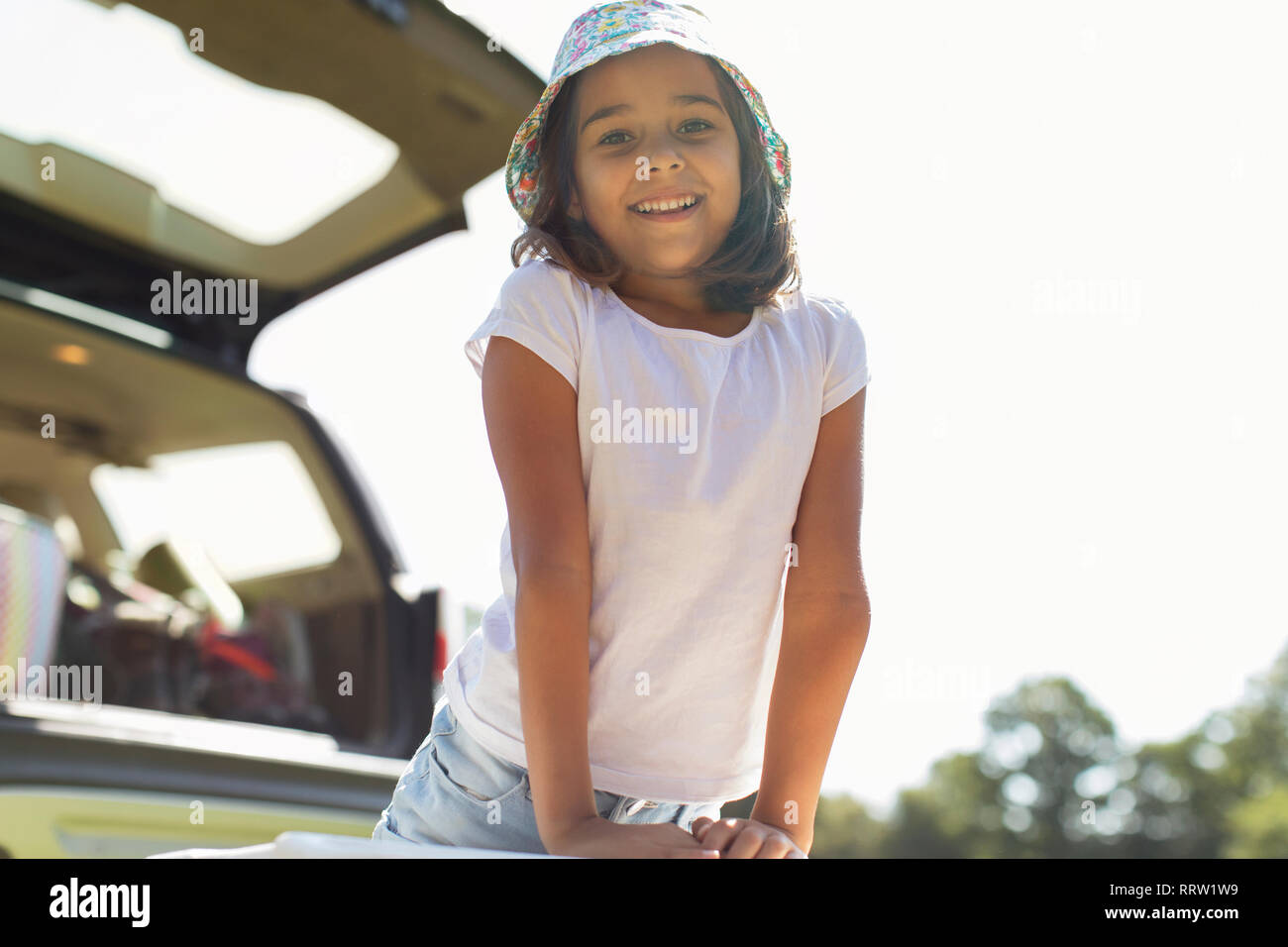 Portrait zuversichtlich, Happy girl in Sonnenhut Stockfoto