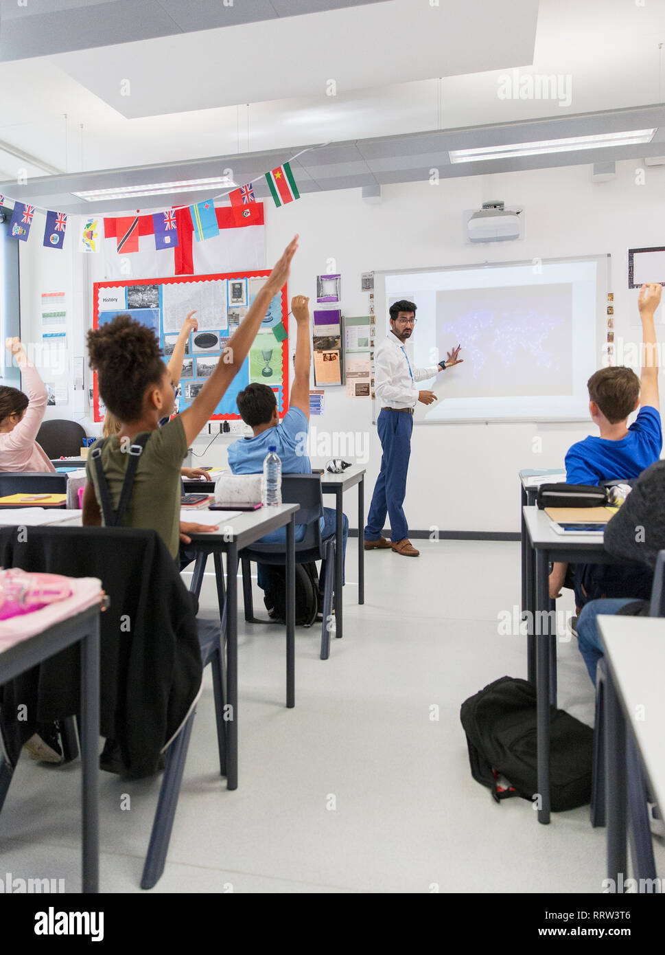 Lehrer führender Lektion auf Leinwand im Klassenzimmer Stockfoto