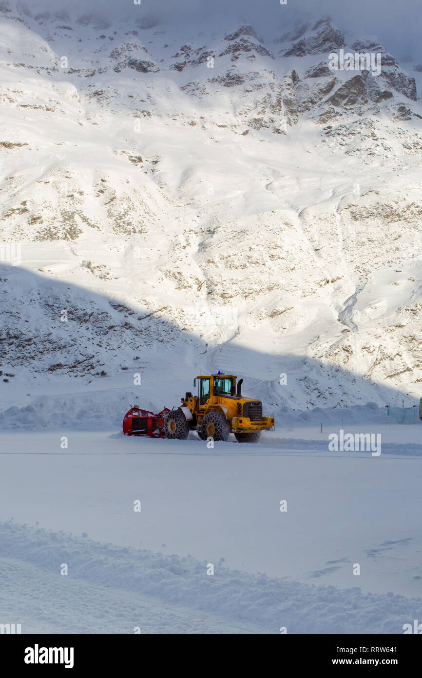 Am frühen Morgen Betriebseinrichtungen für die Schneeräumung in den Bergen Stockfoto