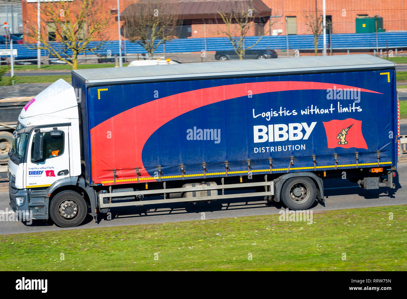 Bibby Distribution. Lkw, Lkw. Logistik Nutzfahrzeug. Tautliner, curtainsider mit Marke. Bibby Line Group Transport Stockfoto