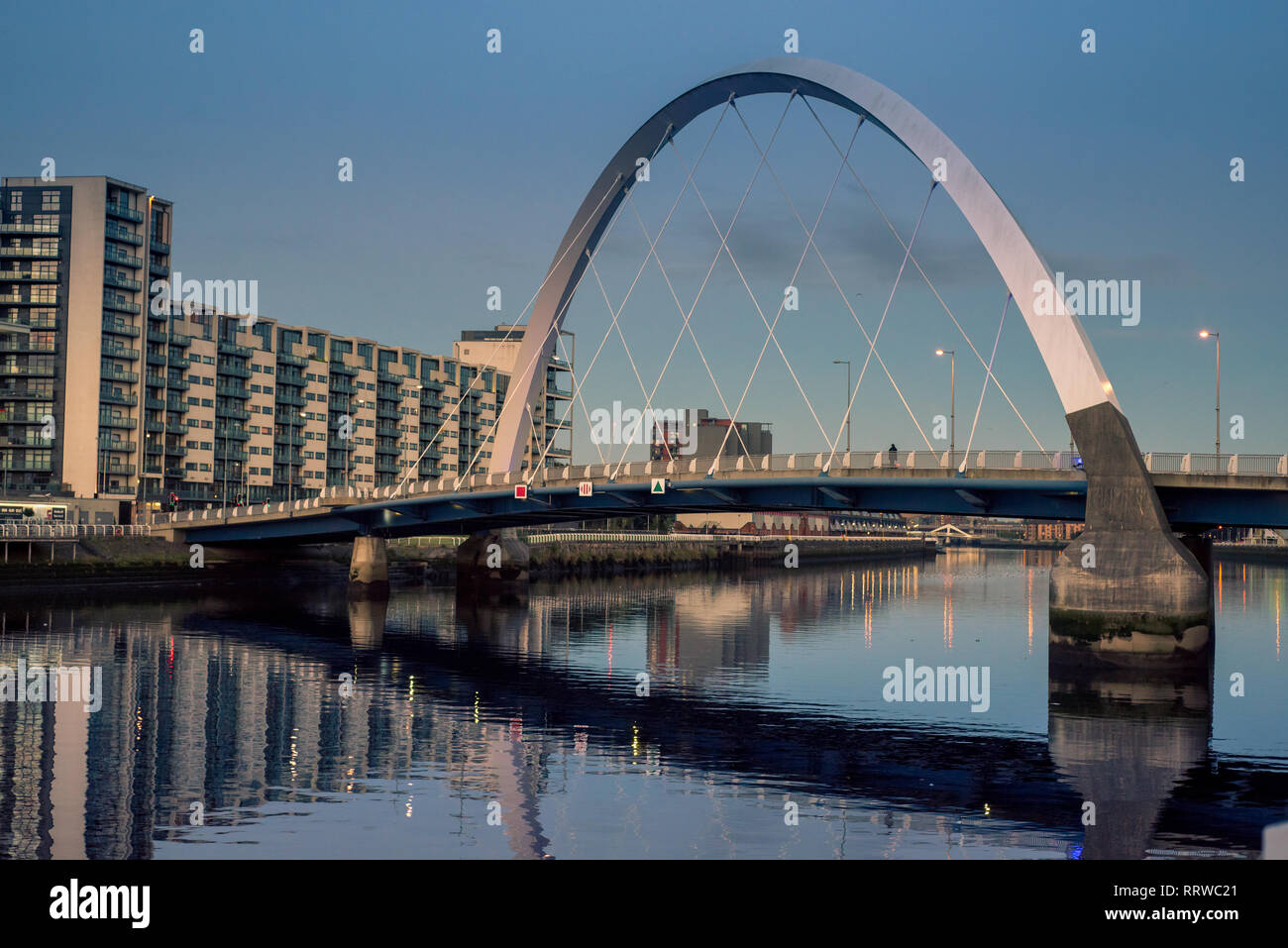 Glasgow/Schottland - 20. September 2016: Die Clyde Arc und die umliegenden Gebäude vor blauem Himmel Stockfoto