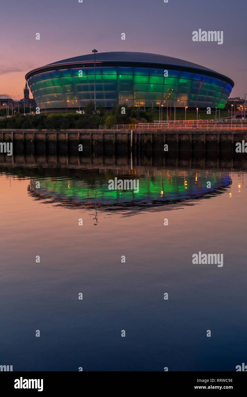 Glasgow/Schottland - 20. September 2016: Die SSE-Hydro in Blau und Grün beleuchtet und in den Clyde River bei Sonnenuntergang wider, Hochformat Stockfoto