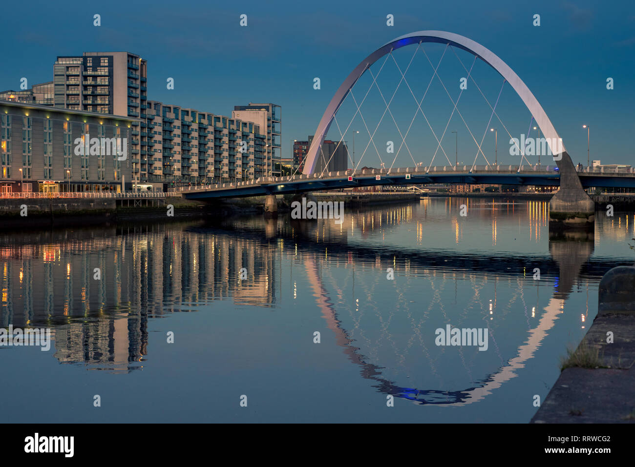 Glasgow/Schottland - 20. September 2016: Die Clyde Arc und die umliegenden Gebäude vor einem blauen Himmel, im Clyde River nieder Stockfoto