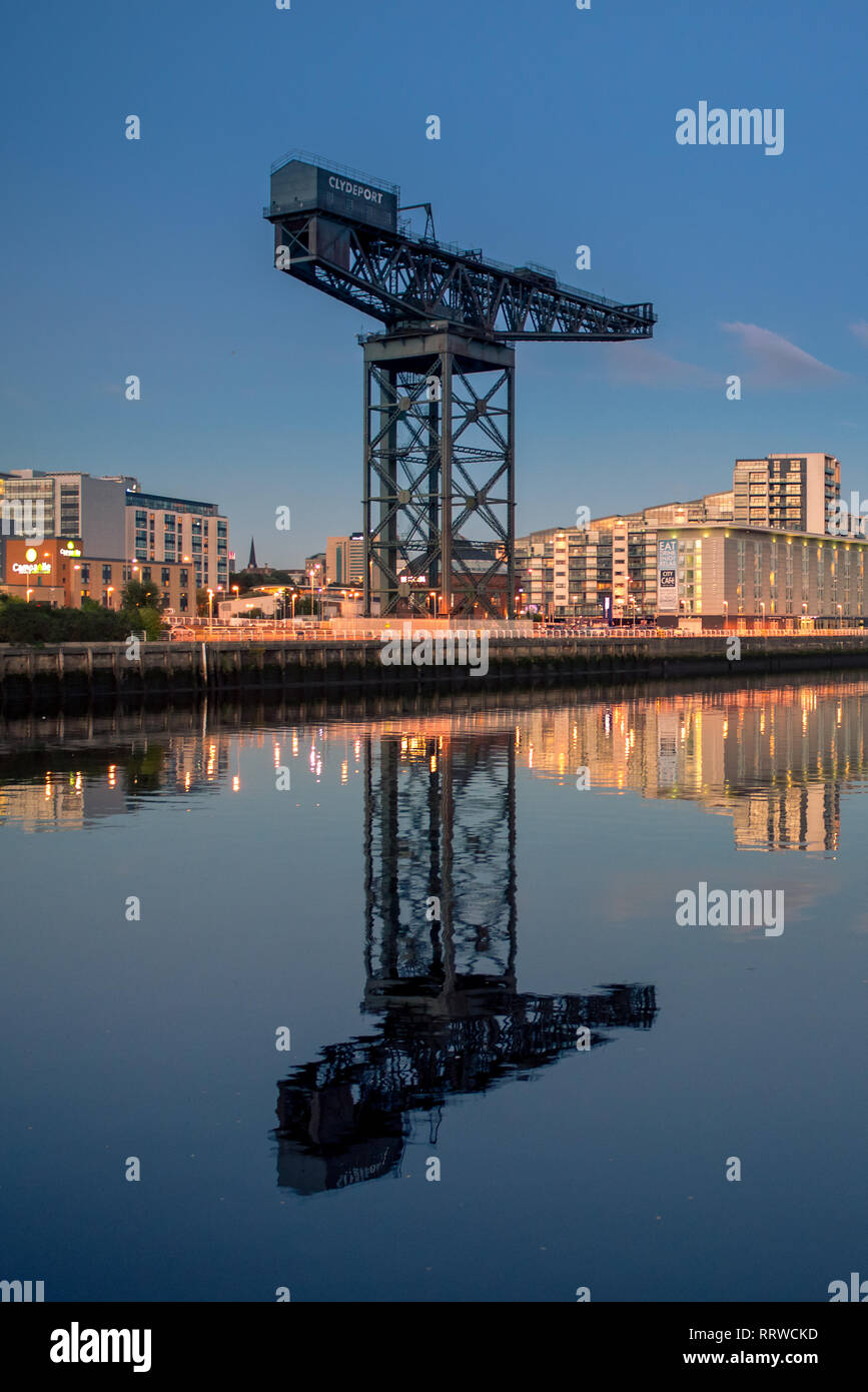 Glasgow/Schottland - 20. September 2016: Die finnieston Kran vor blauem Himmel, mit einem Spiegelbild Spiegelbild im Clyde River Stockfoto