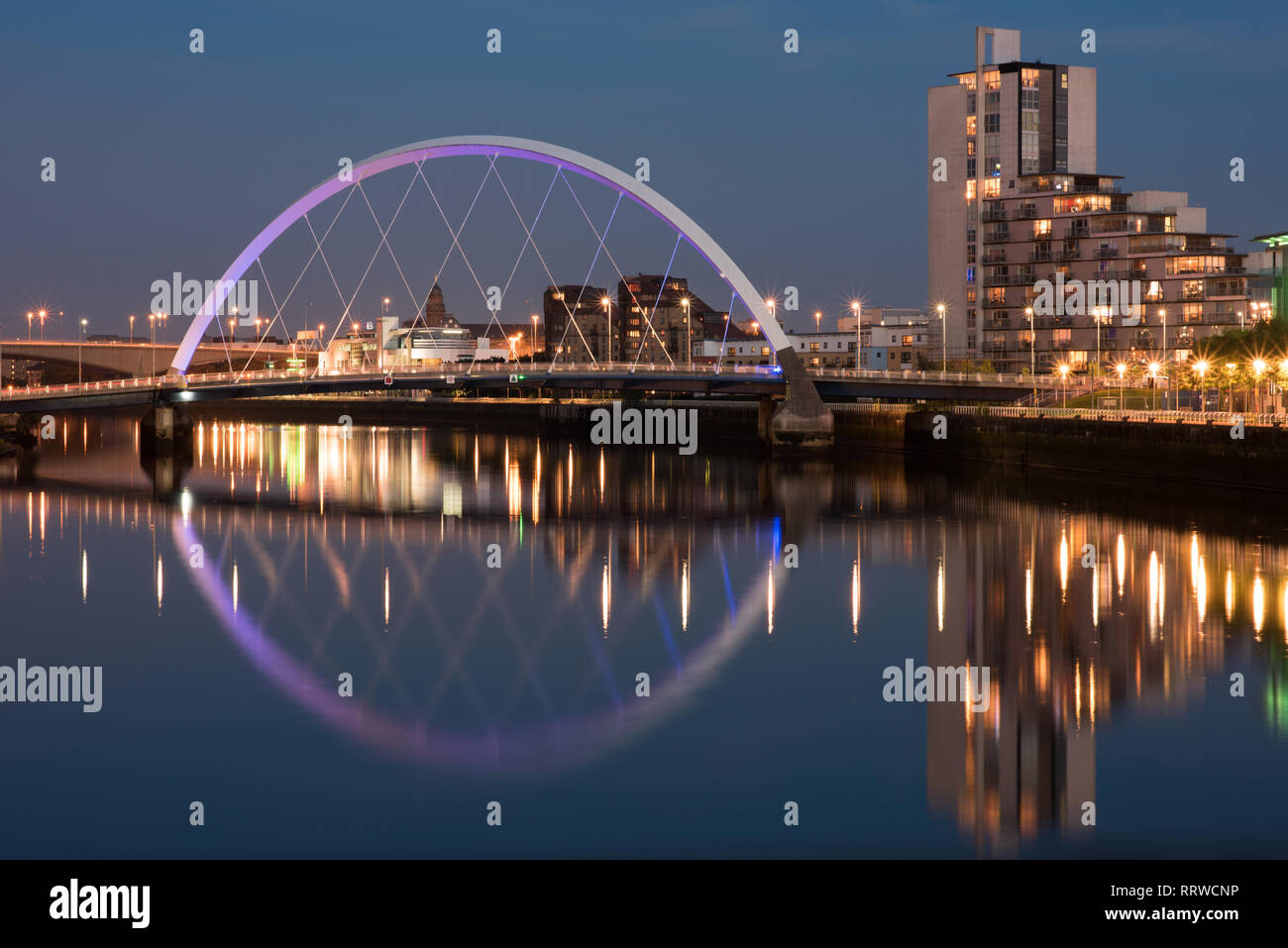 Glasgow/Schottland - 20. September 2016: Die Clyde Arc und die umliegenden Gebäude beleuchtet und in den Clyde River in der Nacht wider Stockfoto